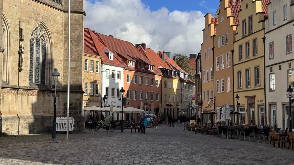 Malerische Ansicht der historischen Altstadt von Osnabrück mit ihren farbenfrohen Fassaden und dem Kopfsteinpflaster.